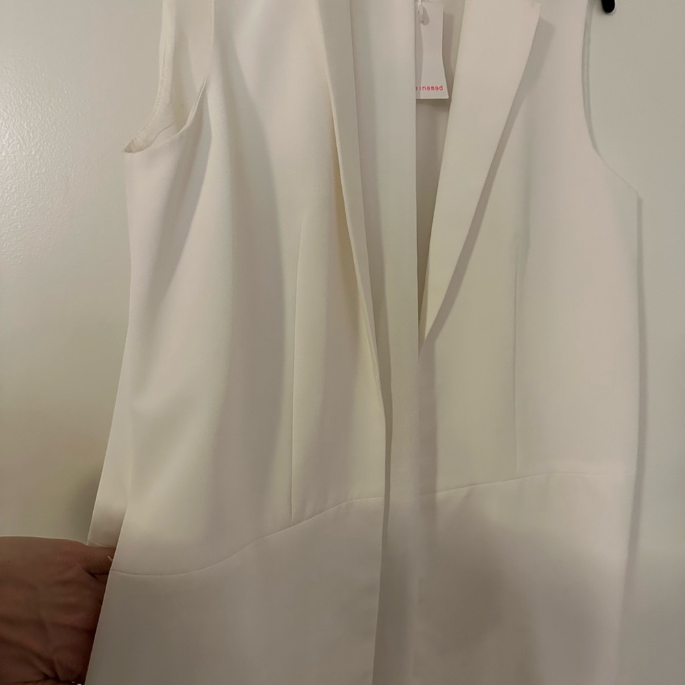 Elegant Sleeveless White Blazer
